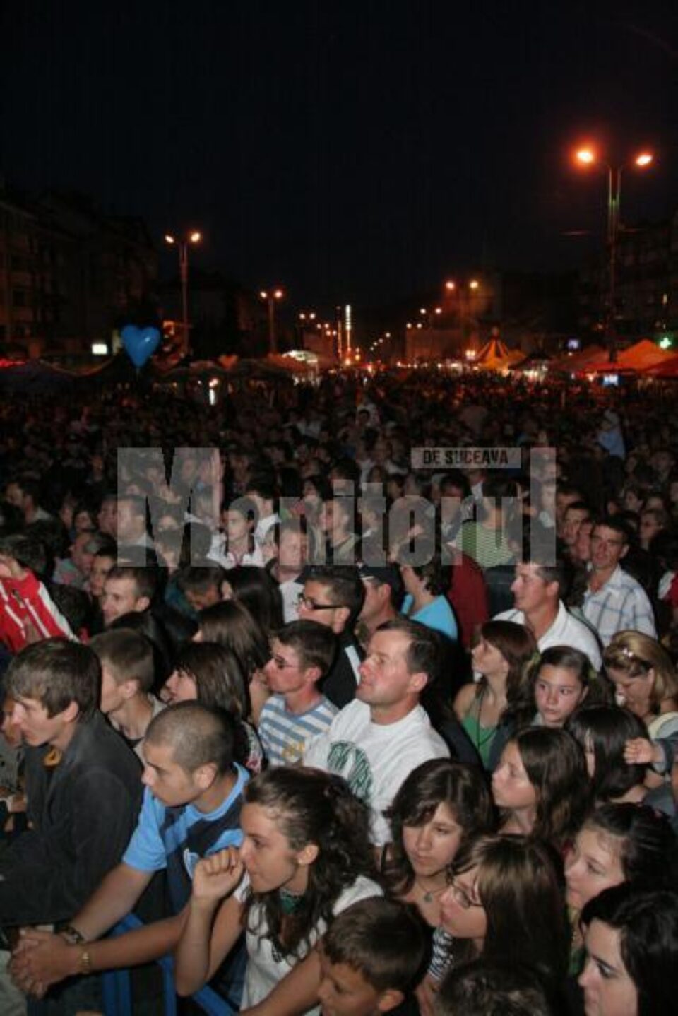 Humorenii, în stradă și mult după miezul nopții