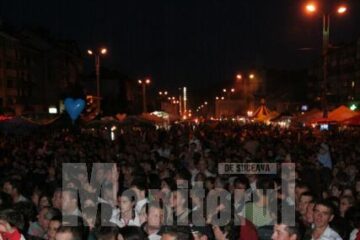 Humorenii, în stradă și mult după miezul nopții