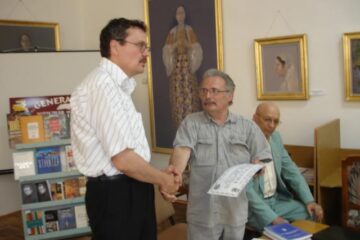 Dr. Mugur Andronic decernând premiul Crucea de Aur, „Omul anului 2007”, lui Vasile Tărâțeanu
