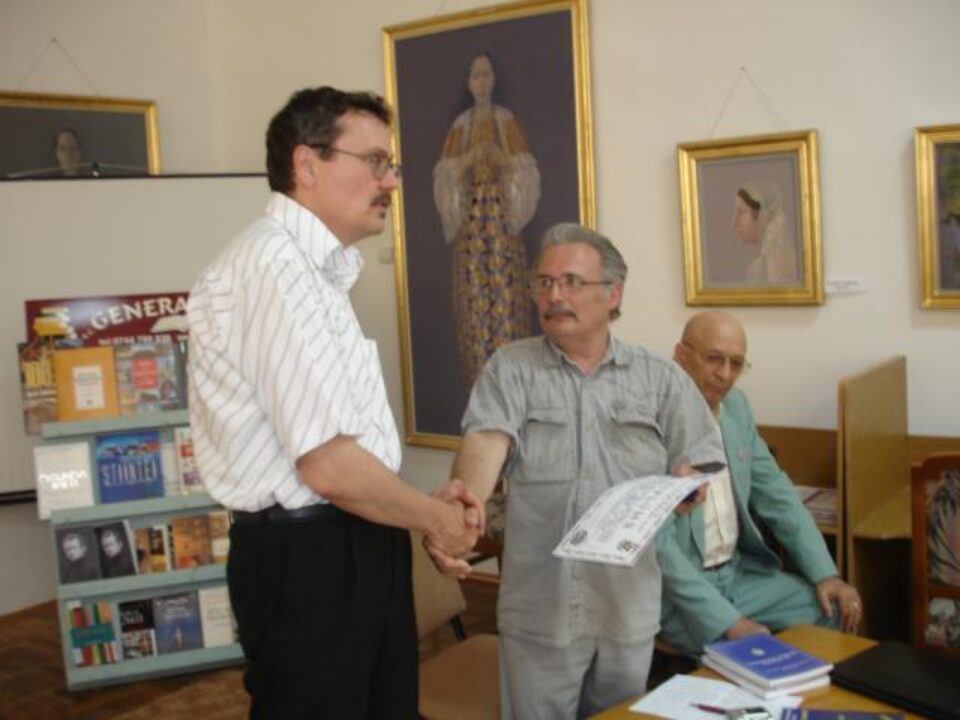 Dr. Mugur Andronic decernând premiul Crucea de Aur, „Omul anului 2007”, lui Vasile Tărâțeanu Dr. Mugur Andronic decernând premiul Crucea de Aur, „Omul anului 2007”, lui Vasile Tărâțeanu
