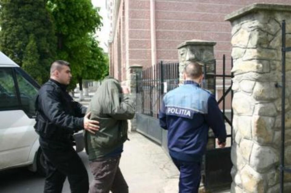 Dupa ce-au fost prinși la Maramureș, cei doi au fost arestați preventiv de Judecătoria Fălticeni
