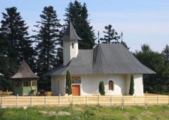 Schitul Horăicioara se află într-un cadru natural deosebit de pitoresc