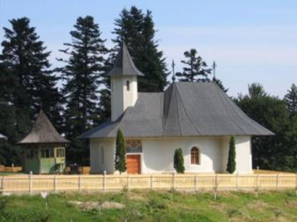 Schitul Horăicioara se află într-un cadru natural deosebit de pitoresc