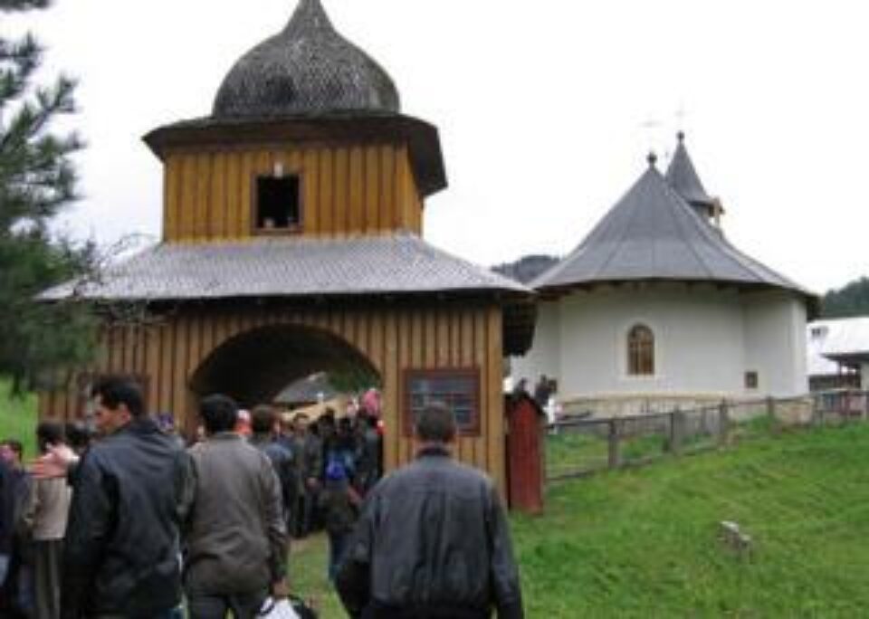 Schitul Horăicioara se află într-un cadru natural deosebit de pitoresc