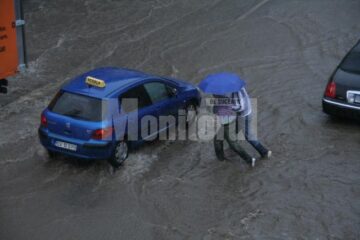 Canalele colectoare nu au făcut față debitului mare de apă