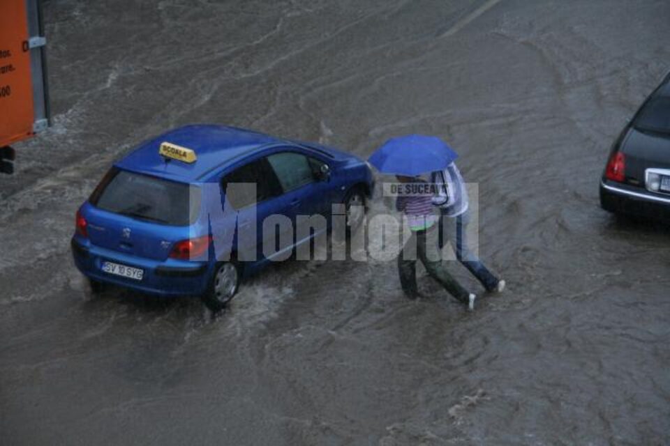 Canalele colectoare nu au făcut față debitului mare de apă Canalele colectoare nu au făcut față debitului mare de apă