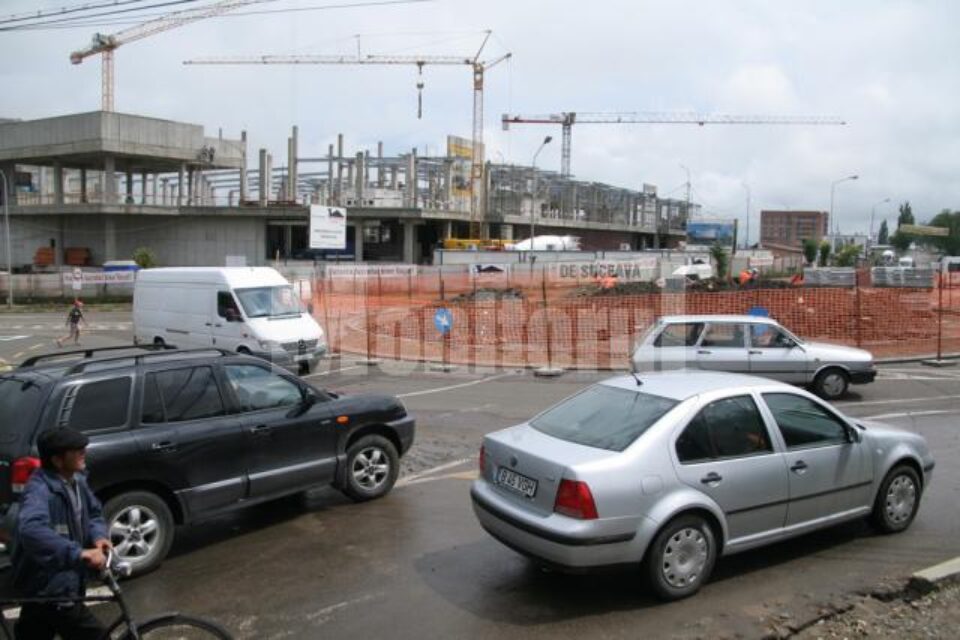 Sens giratoriu de la intrarea în municipiul Suceava, dinspre Fălticeni