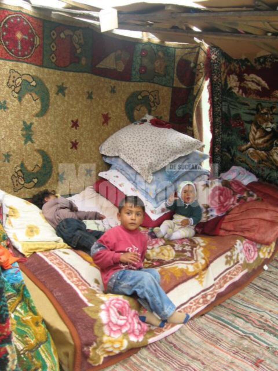 Copiii familiei Bozu nu mai dorm în cort Copiii familiei Bozu nu mai dorm în cort