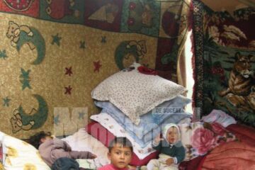 Copiii familiei Bozu nu mai dorm în cort