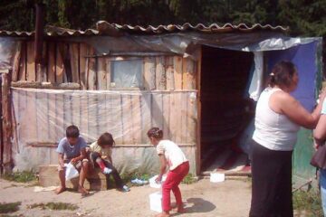 Copilărie într-un bordei din scânduri