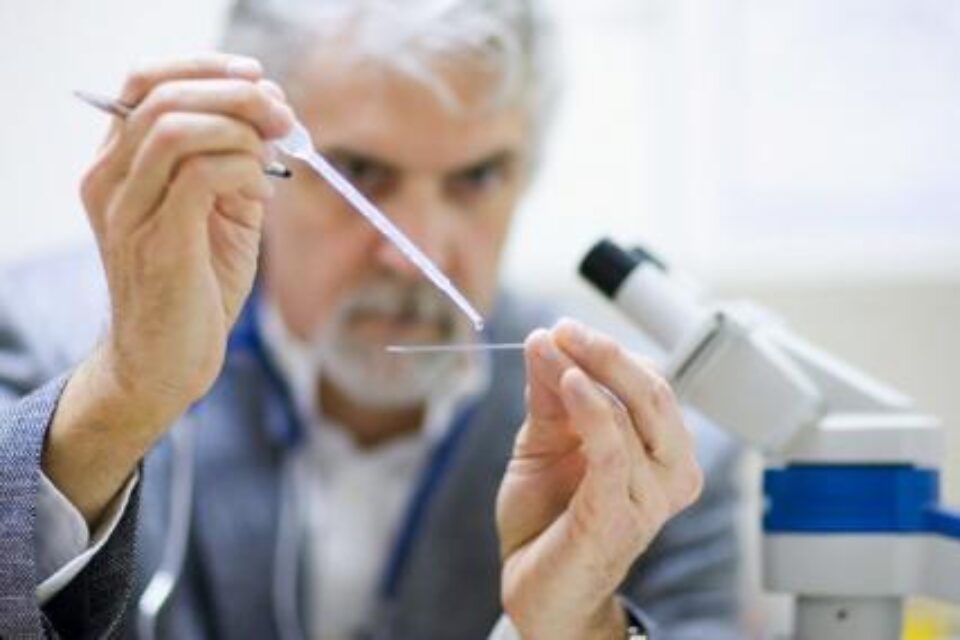 Cercetătorii au descoperit că boala Alzheimer ar putea fi tratată cu ajutorul nicotinei. Foto: CORBIS Cercetătorii au descoperit că boala Alzheimer ar putea fi tratată cu ajutorul nicotinei. Foto: CORBIS