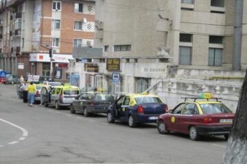 Coloane de taximetristi in asteptarea clientilor
