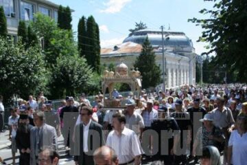 Procesiune pe străzile Fălticeniului