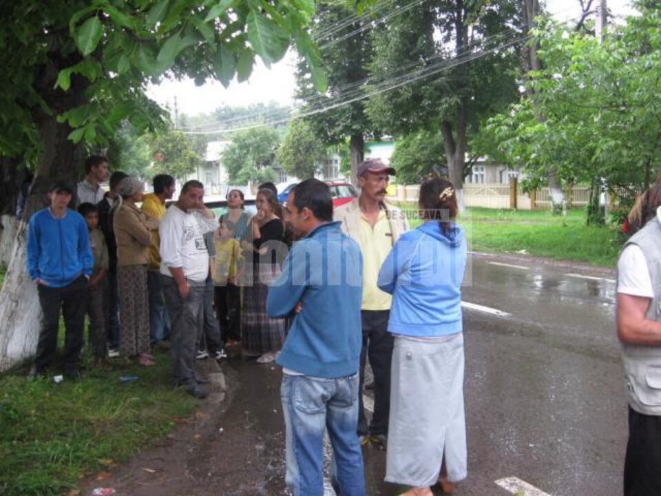 Zeci de romi au făcut circ, ieri, în fața poliției din comuna Șcheia Zeci de romi au făcut circ, ieri, în fața poliției din comuna Șcheia
