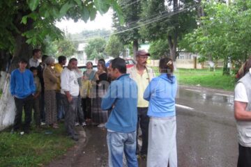 Zeci de romi au făcut circ, ieri, în fața poliției din comuna Șcheia
