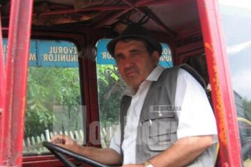 Ștefan Crainiciuc, cu tractorul prin comună