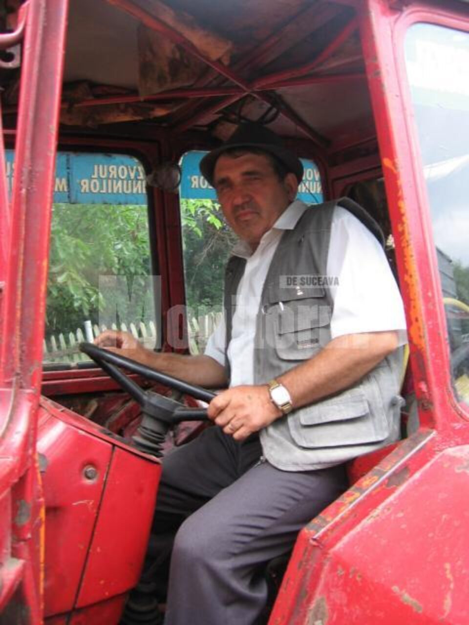 Ștefan Crainiciuc, cu tractorul prin comună
