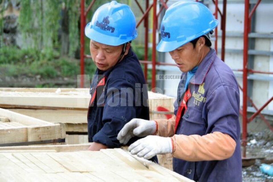 Doi dintre cei 19 chinezi care lucrează la Iulius Mall Doi dintre cei 19 chinezi care lucrează la Iulius Mall