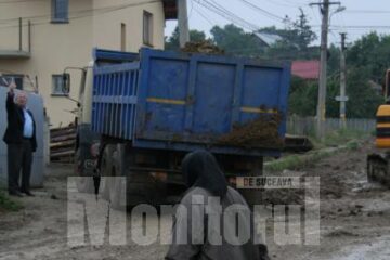 Drumuri pline de noroi, ca la țară