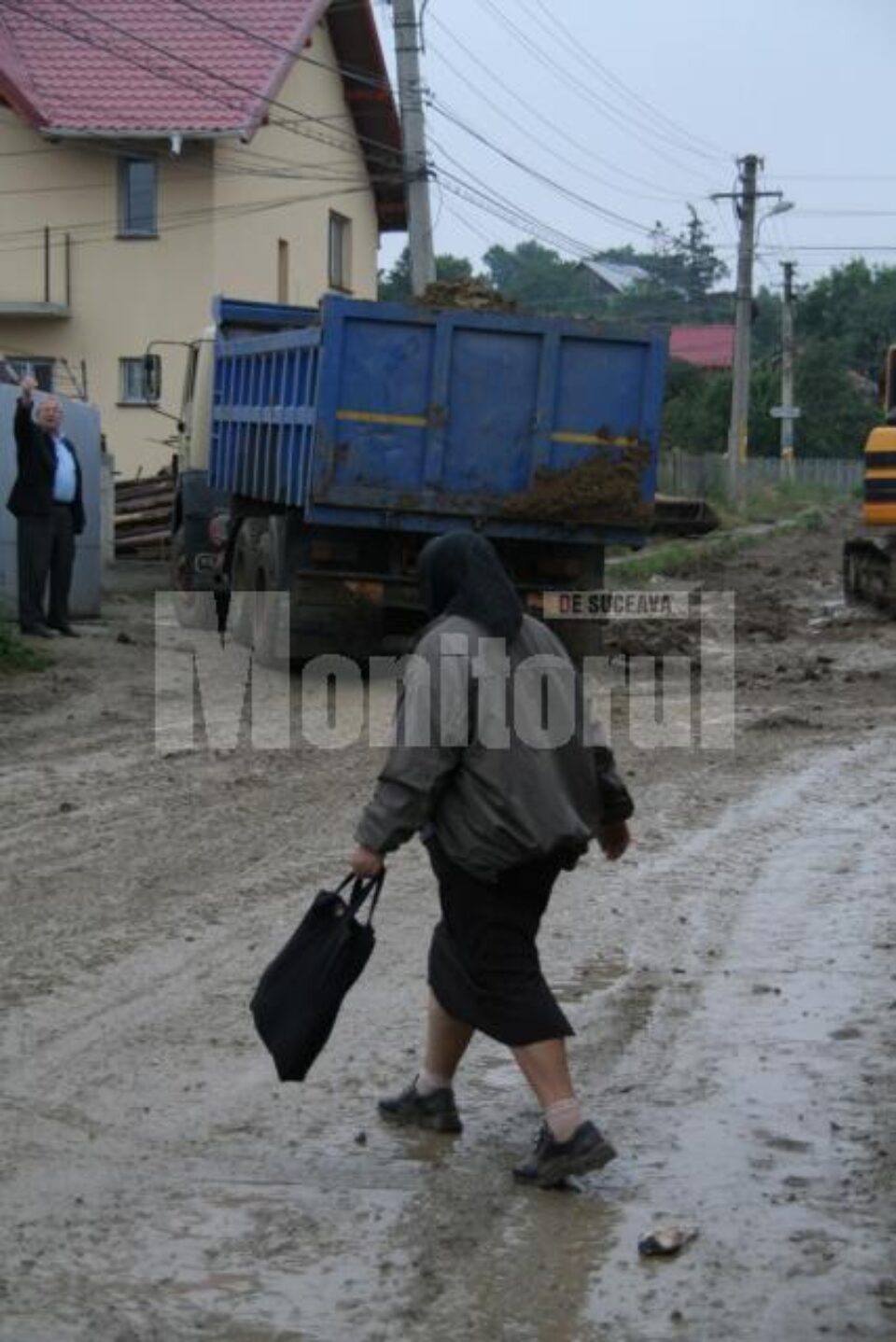 Drumuri pline de noroi, ca la țară