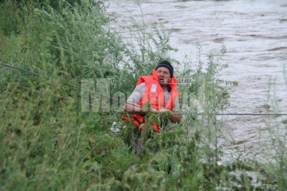 Salvare: Două persoane scoase dintre ape, după o jumătate de zi