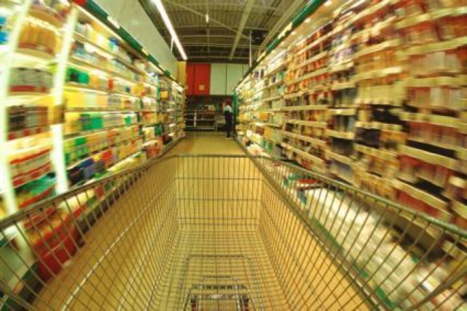 În urma controalelor făcute de ANPC la hiper și supermarketuri, au fost aplicate peste 100 de amenzi Foto: JUPITER IMAGES