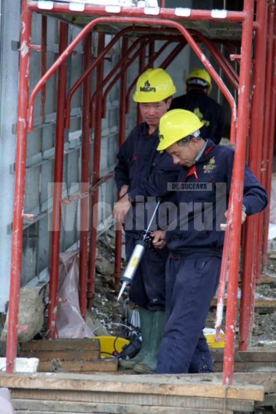 Muncitorii chinezi lucrează în echipă