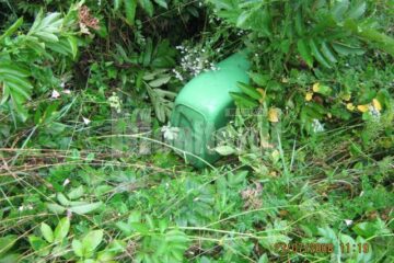 Coș de gunoi care a fost rupt și aruncat