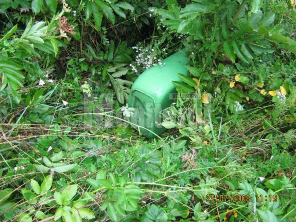 Coș de gunoi care a fost rupt și aruncat