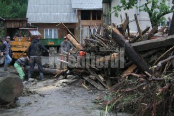 Viitura înaltă de patru metri a măturat aproape totul în calea sa