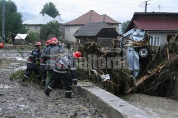 Bătuți de soartă: S-au urcat în poduri și s-au rugat la Dumnezeu să scape cu viață
