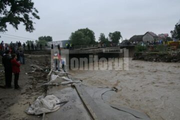 Podul de la Marginea a fost rupt de viitură