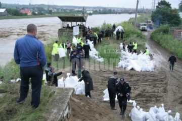 Podurile de la Burdujeni și Ițcani, amenințate de vâltoarea apelor