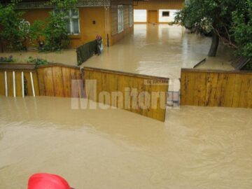 Coșmarul inundațiilor: Prizonieri în propriile case