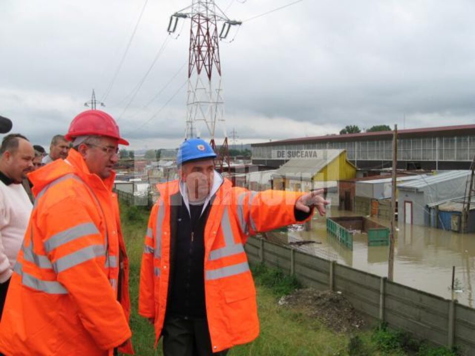 Primarul Sucevei, organizând măsurile de scoatere a apei din Bazar