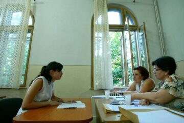 Profesorii vor avea obligația de a preda telefoanele mobile pe întreaga perioadă de evaluare. Foto: MEDIAFAX
