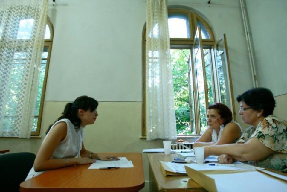 Profesorii vor avea obligația de a preda telefoanele mobile pe întreaga perioadă de evaluare. Foto: MEDIAFAX