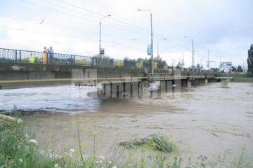 Podurile de la Burdujeni și Ițcani, amenințate de vâltoarea apelor