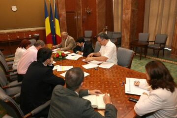Reprezentanții sindicatelor și cei ai patronatelor au semnat, ieri, acordul cu Guvernul privind majorarea salariului minim. Foto: CAPP