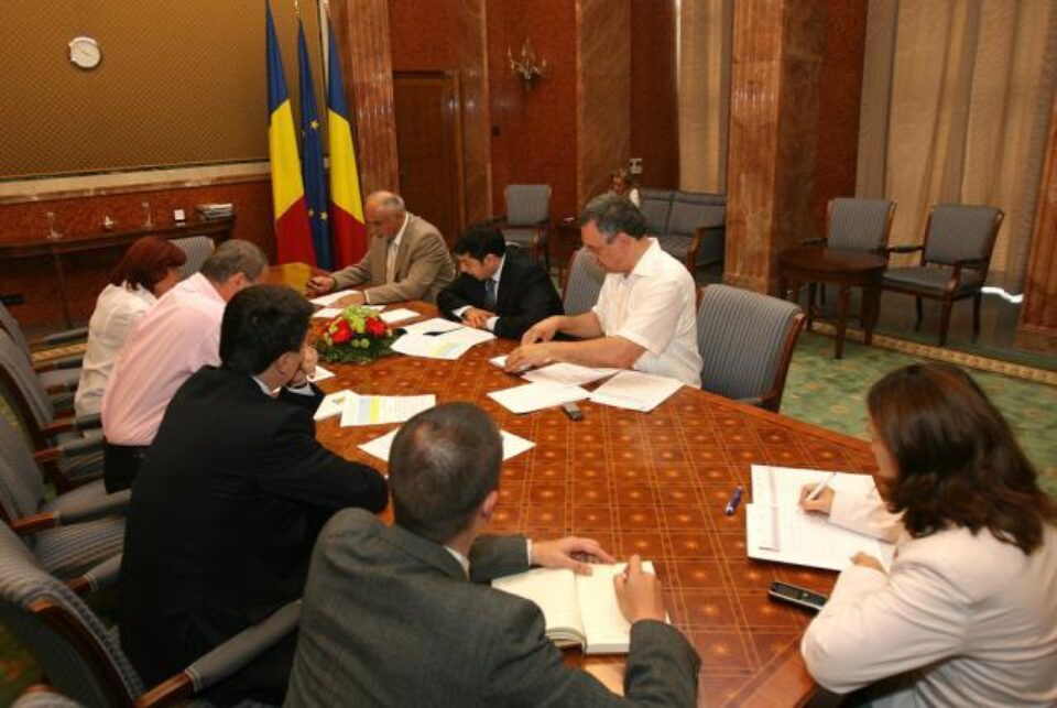 Reprezentanții sindicatelor și cei ai patronatelor au semnat, ieri, acordul cu Guvernul privind majorarea salariului minim. Foto: CAPP