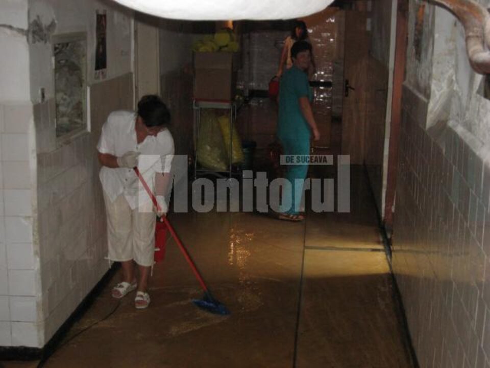 O parte din personalul spitalului a fost antrenat, alături de pompieri, în munca de evacuare a apei