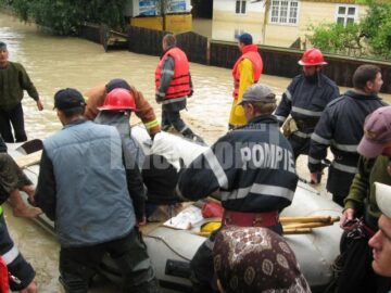 Coșmarul inundațiilor: Prizonieri în propriile case