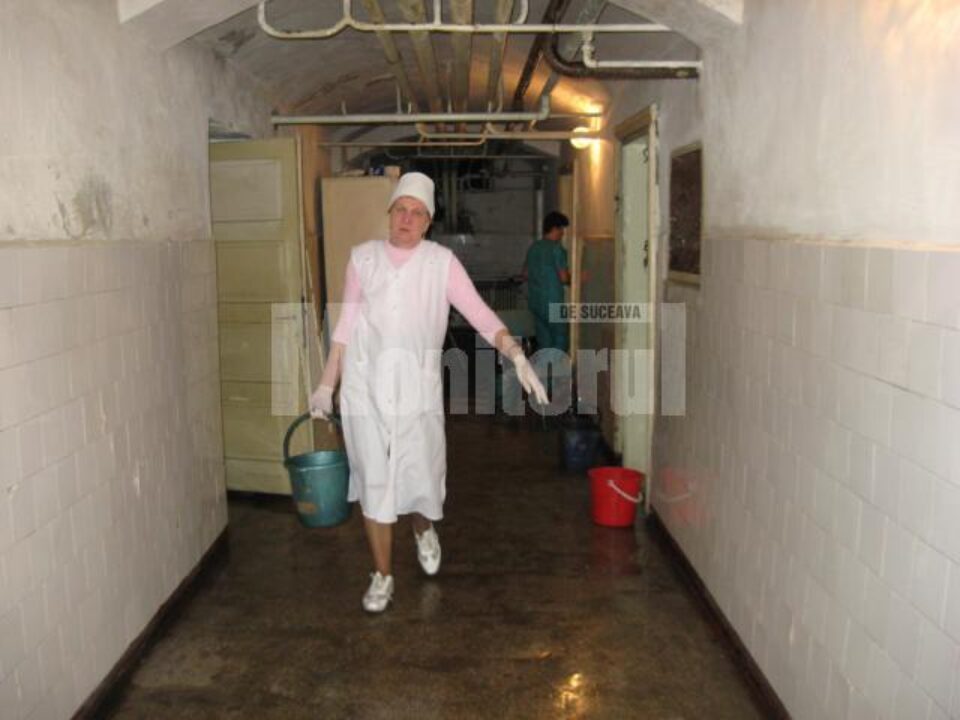 O parte din personalul spitalului a fost antrenat, alături de pompieri, în munca de evacuare a apei O parte din personalul spitalului a fost antrenat, alături de pompieri, în munca de evacuare a apei
