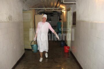 O parte din personalul spitalului a fost antrenat, alături de pompieri, în munca de evacuare a apei
