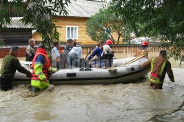 Sinistrații din Țibeni, salvați de pompieri