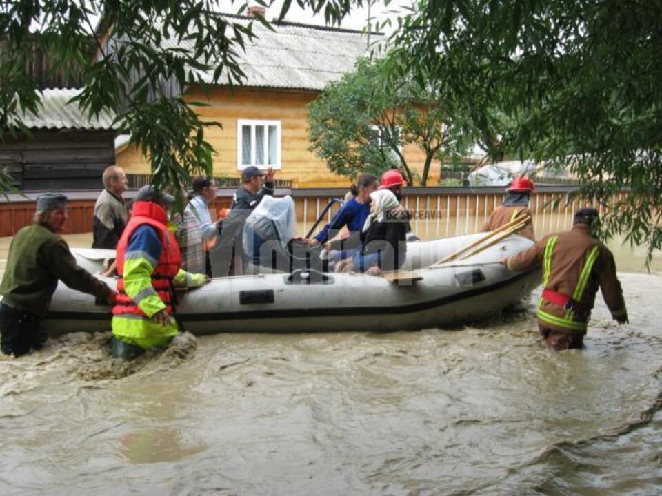 Sinistrații din Țibeni, salvați de pompieri