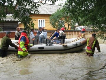Sinistrații din Țibeni, salvați de pompieri