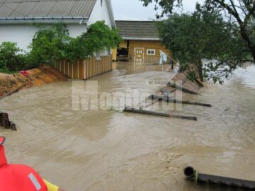 Coșmarul inundațiilor: Prizonieri în propriile case