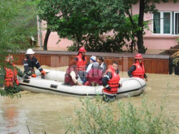 Coșmarul inundațiilor: Prizonieri în propriile case