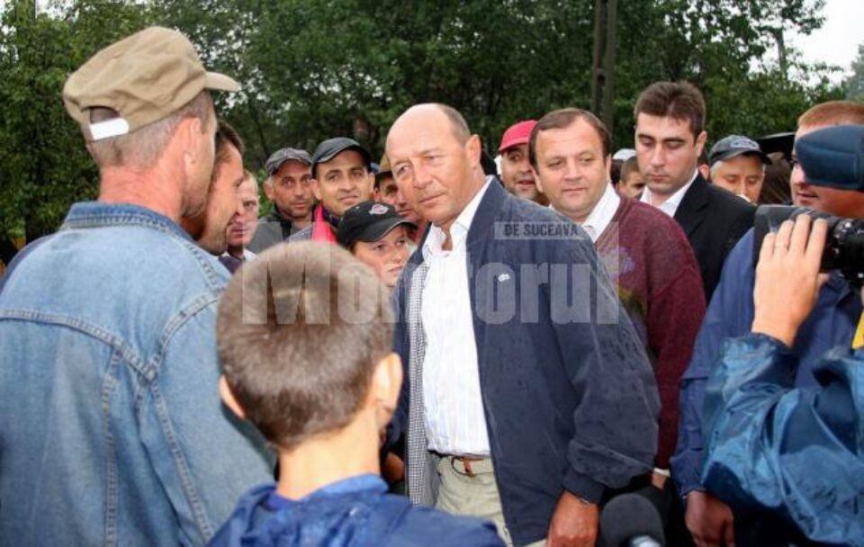 Vizită: Președintele Băsescu i-a îmbărbătat pe sinistrații de pe Remezeu